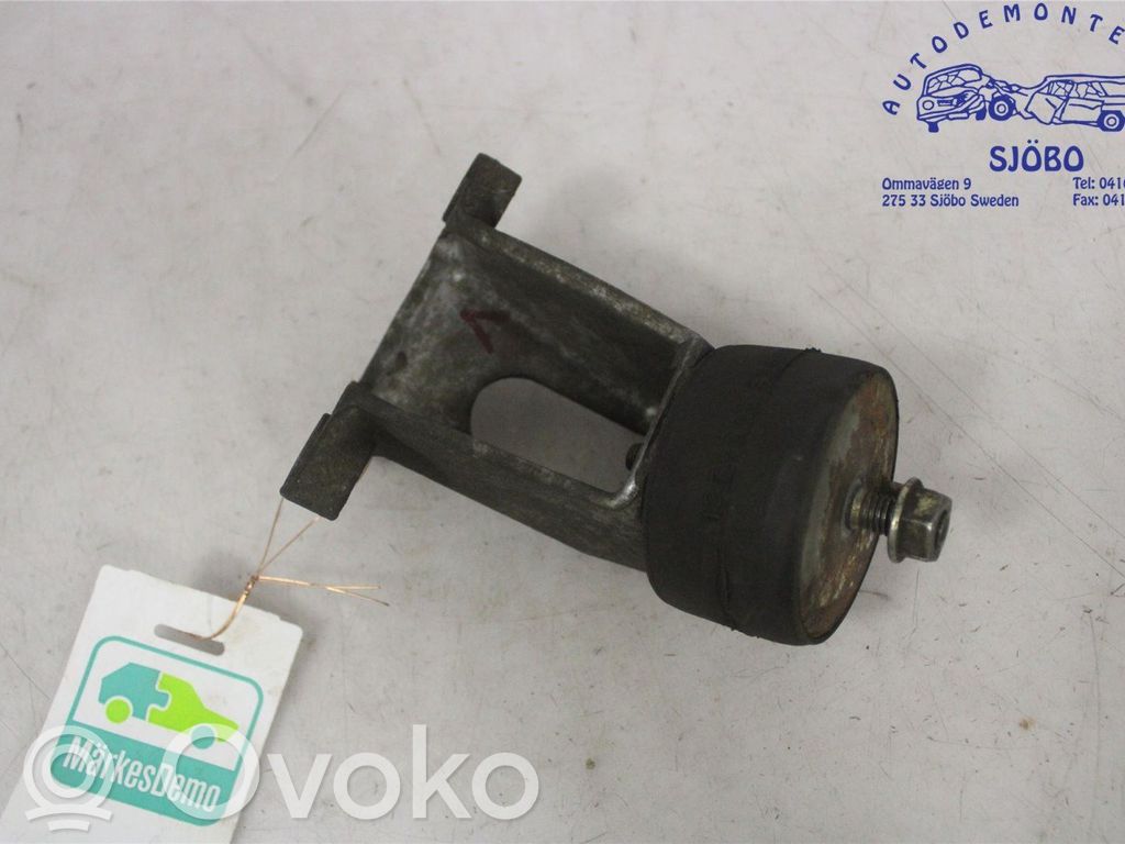 Volvo 740 Engine mounting bracket 