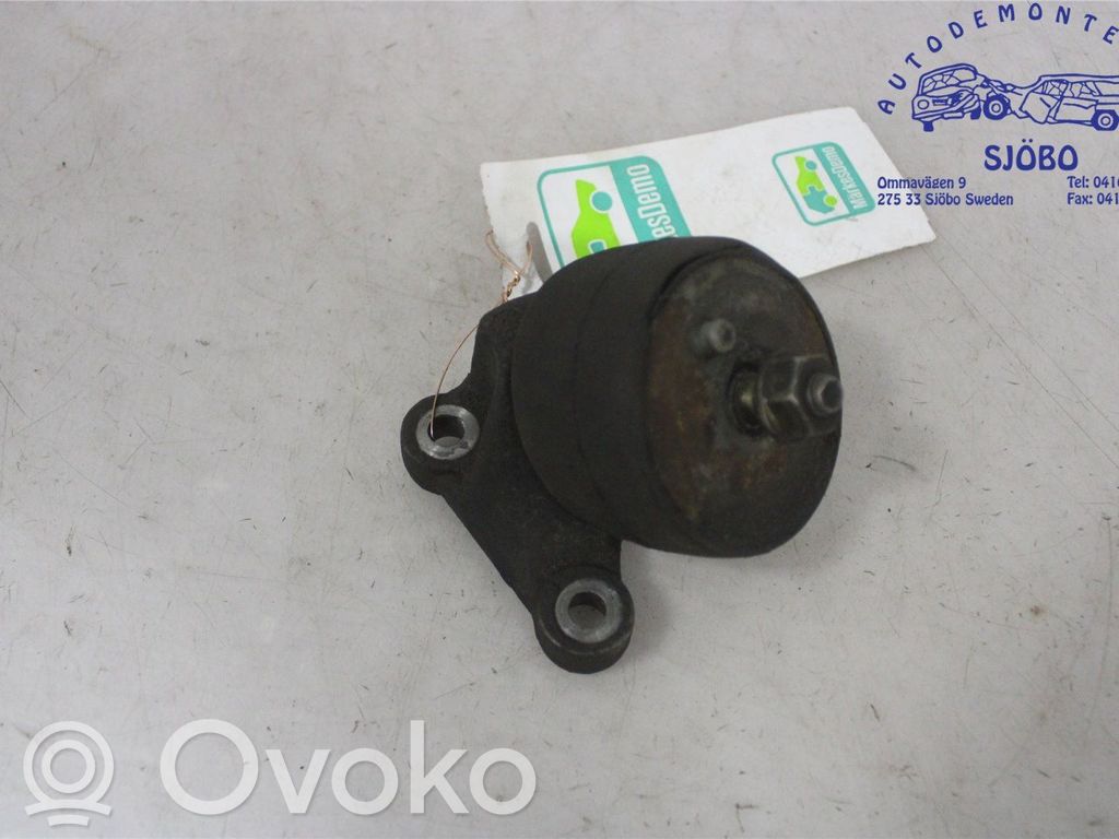 Volvo 740 Engine mounting bracket 