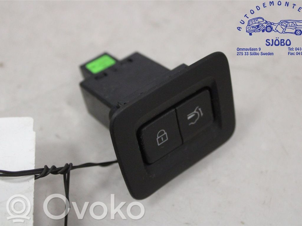 Mazda CX-30 Tailgate/boot open switch button 