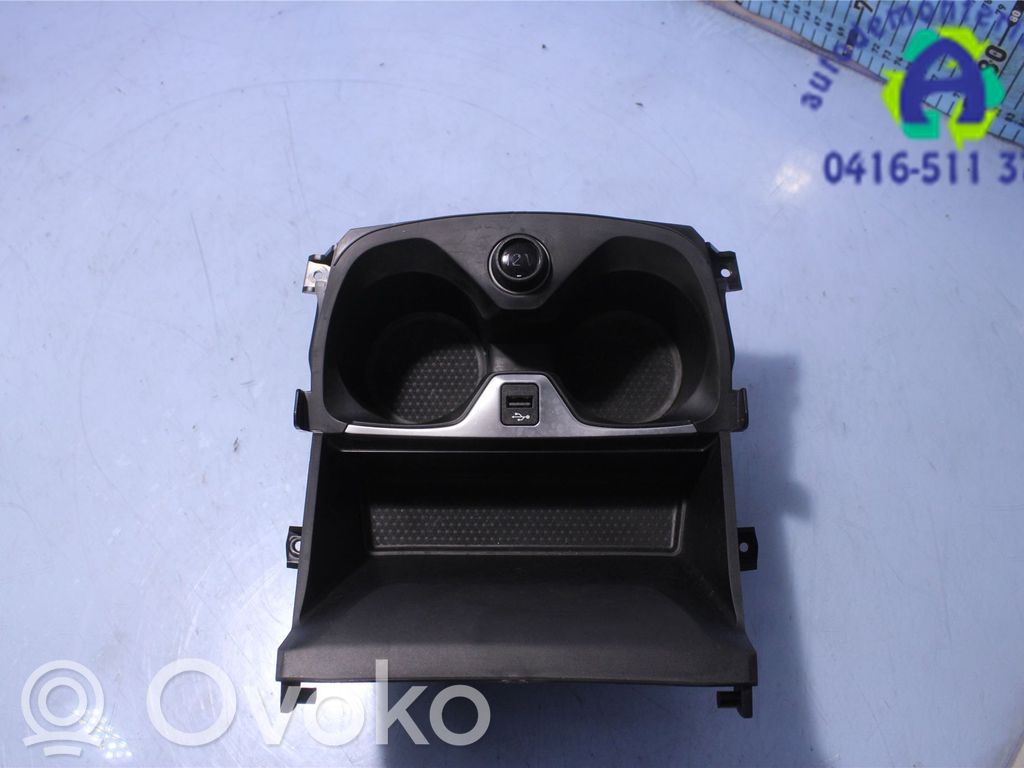 Enchufe conector USB   51167951772,6823329,6823329