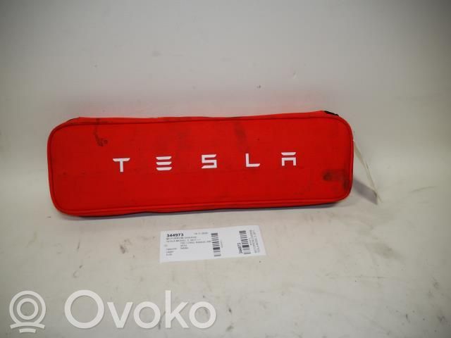 Tesla Model 3 Kita variklio detalė 