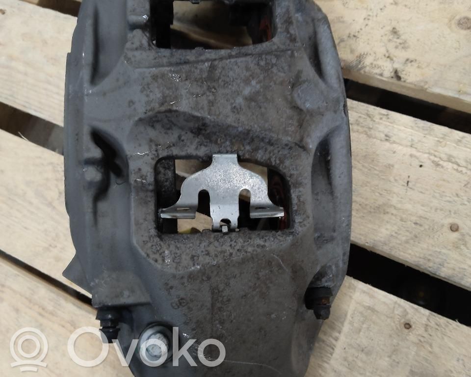 Audi Q7 4M Zacisk hamulcowy przedni 