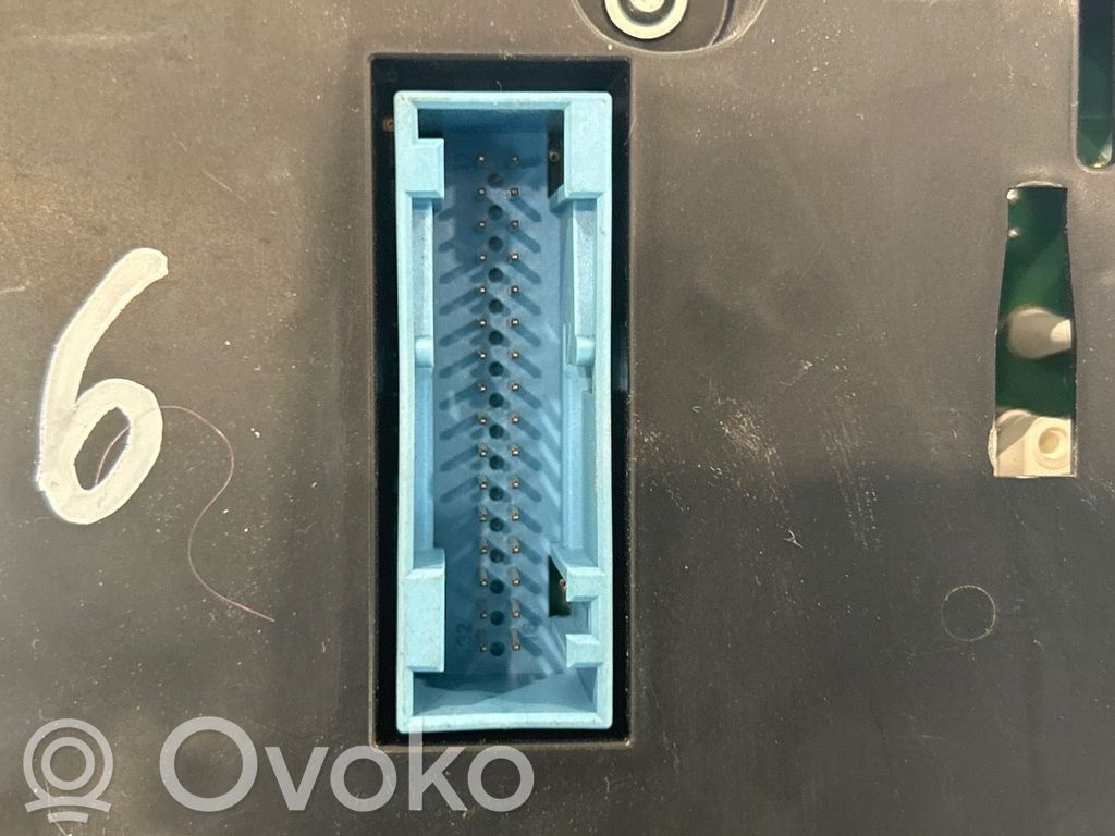 Volkswagen PASSAT B7 Tachimetro (quadro strumenti)