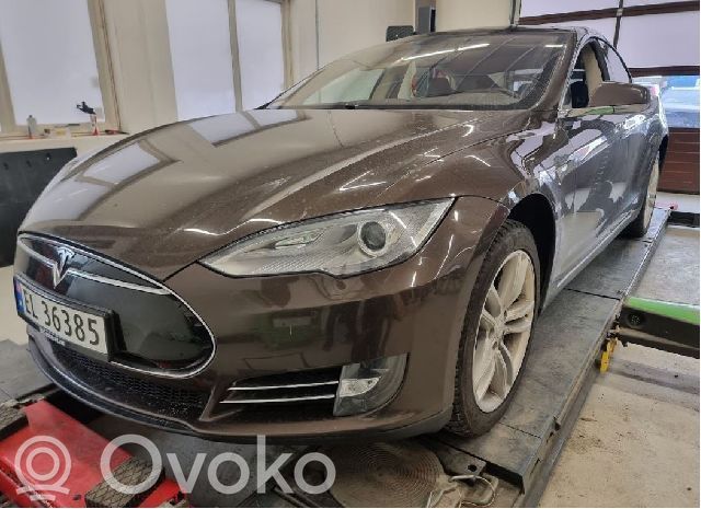 Tesla Model S Încărcător baterie (opțional) 