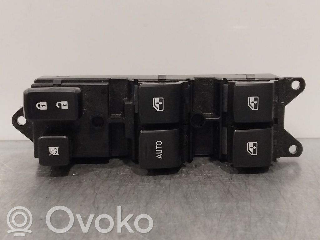 Mitsubishi Outlander Electric window control switch 