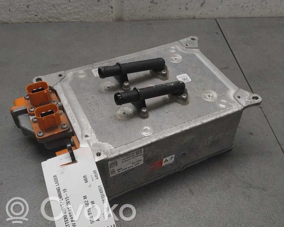 Volkswagen PASSAT B8 Caricabatteria (opzionale)