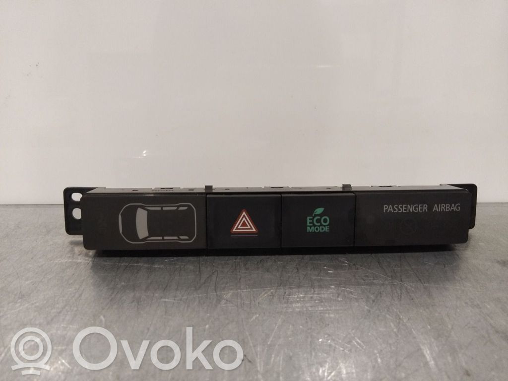 Mitsubishi Outlander Hätävilkkujen kytkin