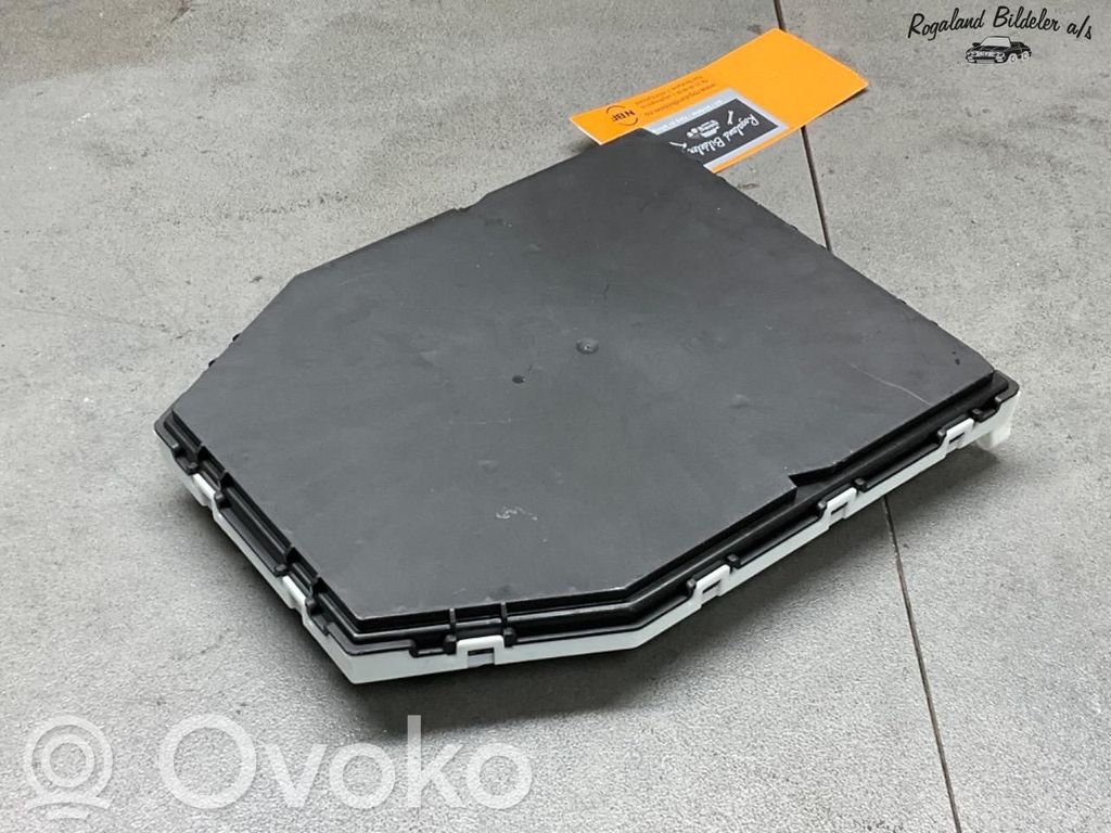 Mercedes-Benz EQB Korin keskiosan ohjainlaite 