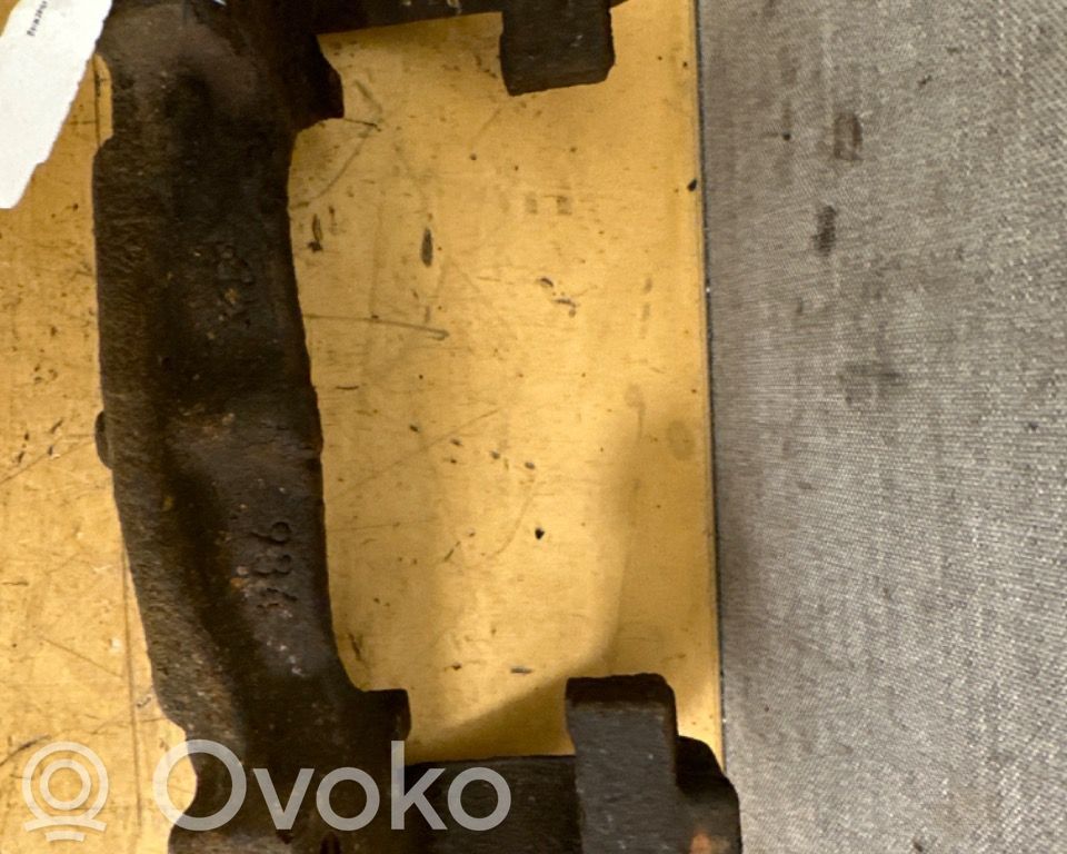 Ford Mondeo MK IV Jarrusatulan tyynyn pidike takana 