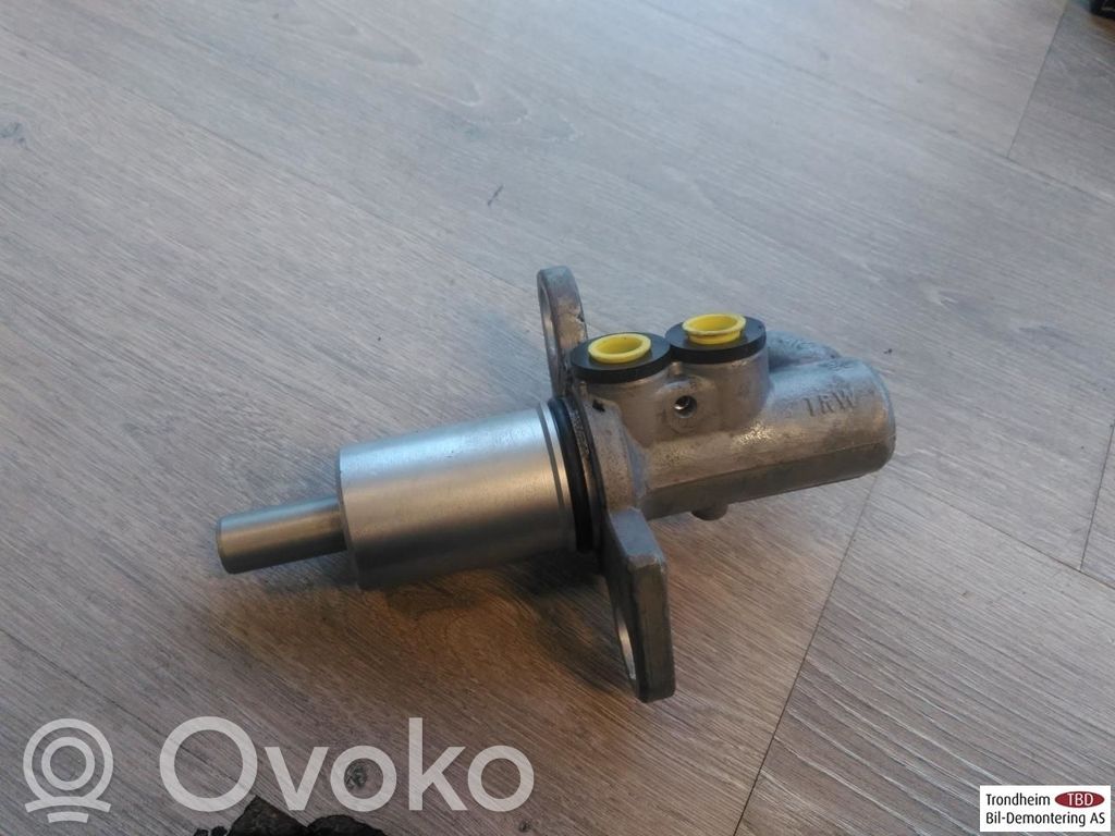 Audi A4 S4 B6 8E 8H Pääjarrusylinteri 