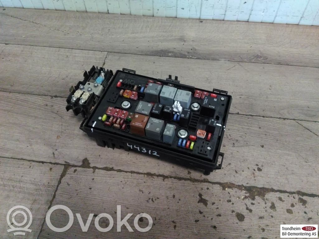 Opel Astra J Juego de caja de fusibles 