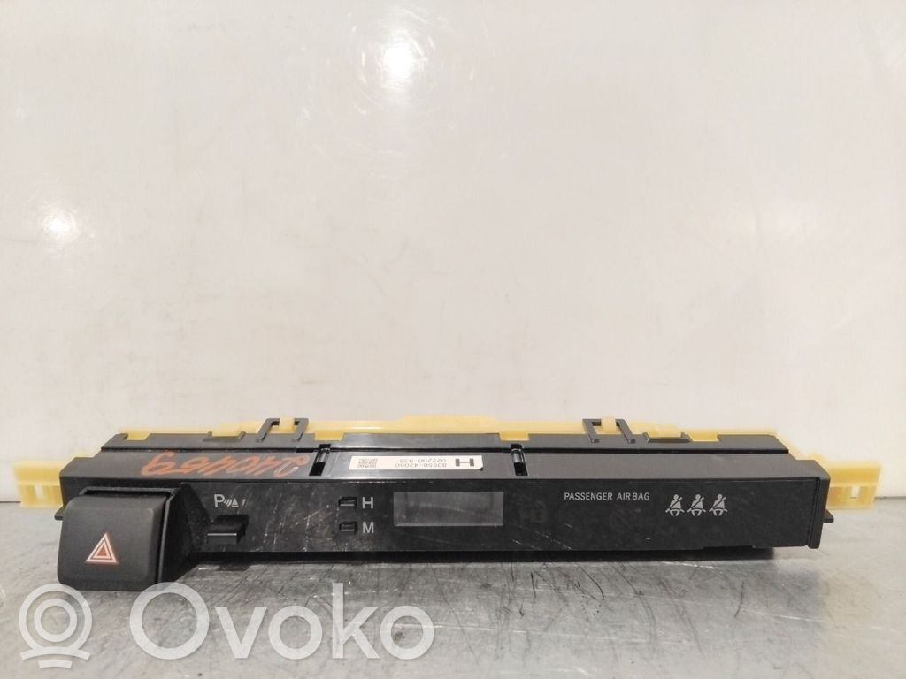 Toyota RAV 4 (XA40) Przycisk świateł awaryjnych 