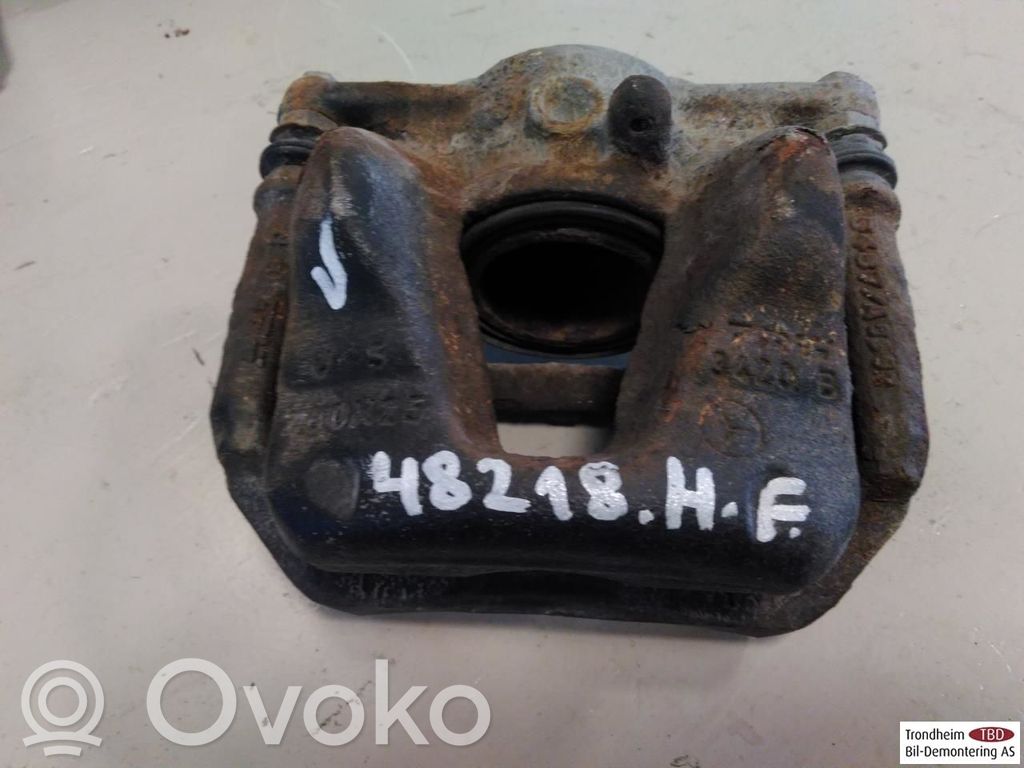 Mercedes-Benz A W176 Zacisk hamulcowy przedni 