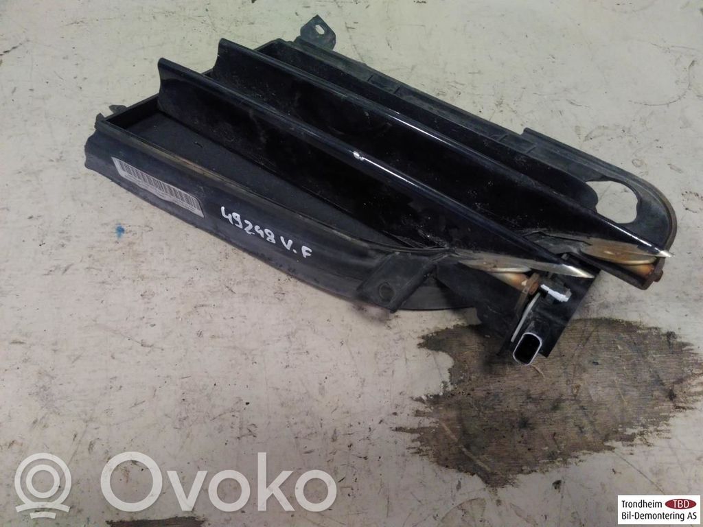 Tesla Model S Boczna kratka nawiewu deski rozdzielczej 