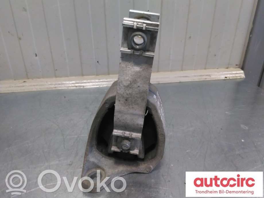 Engine mount bracket   31339951,31686814,31339951,31686814