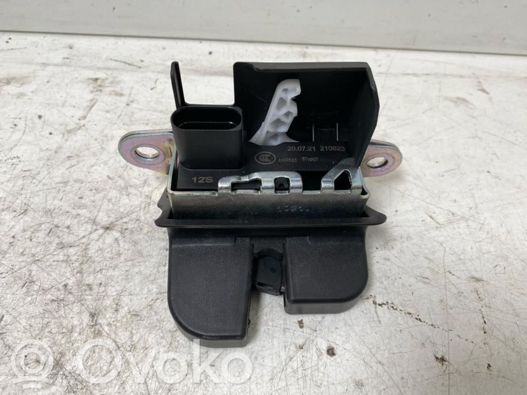 Volkswagen Golf VIII Tailgate lock latch 