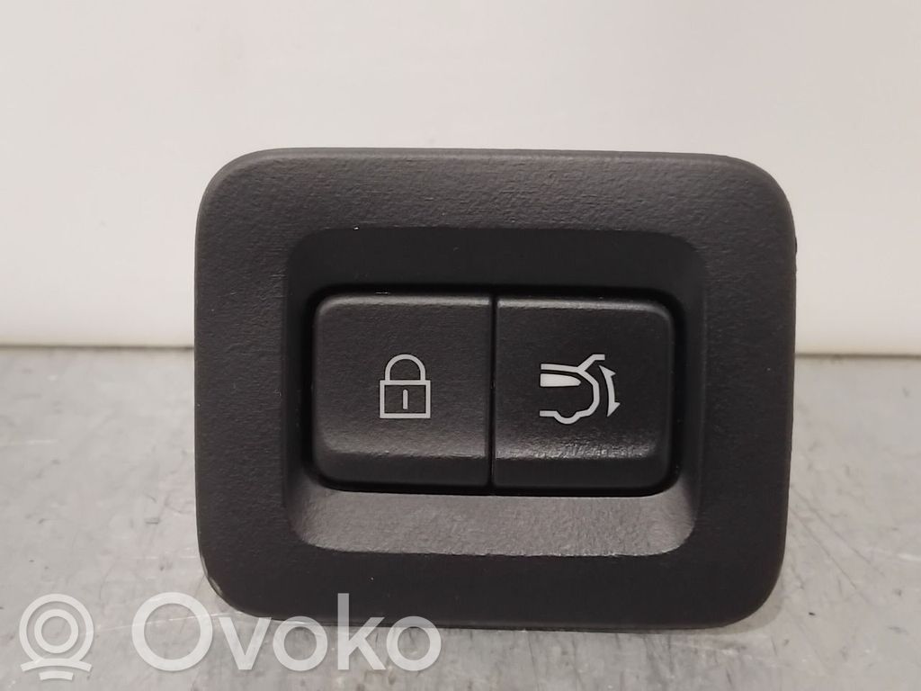 Mazda CX-30 Tailgate opening switch 