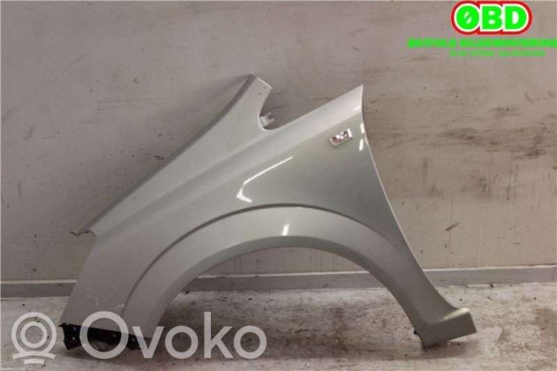 Opel Zafira B Błotnik przedni 