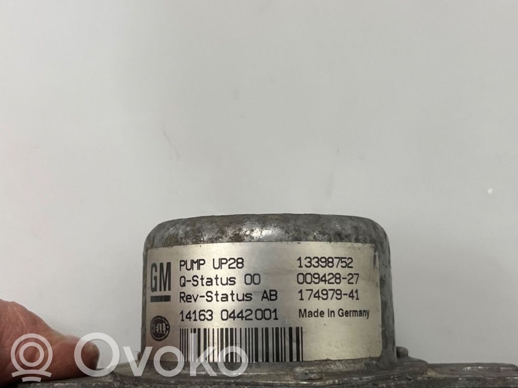 Opel Astra J Vakuumo pompa 