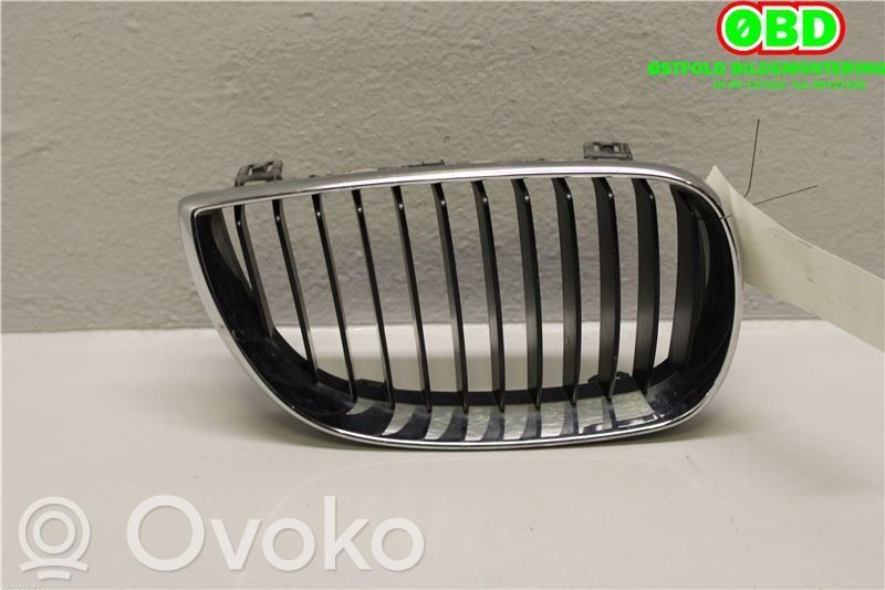 BMW 1 E81 E87 Kojelaudan sivutuuletussuuttimen kehys 