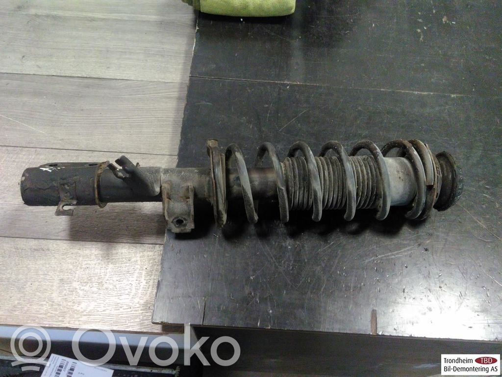 Nissan Micra K14 Amortyzator osi przedniej ze sprężyną 