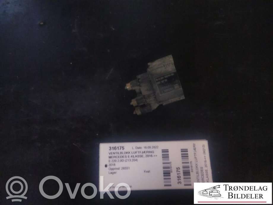 Mercedes-Benz E W213 Air suspension valve block 