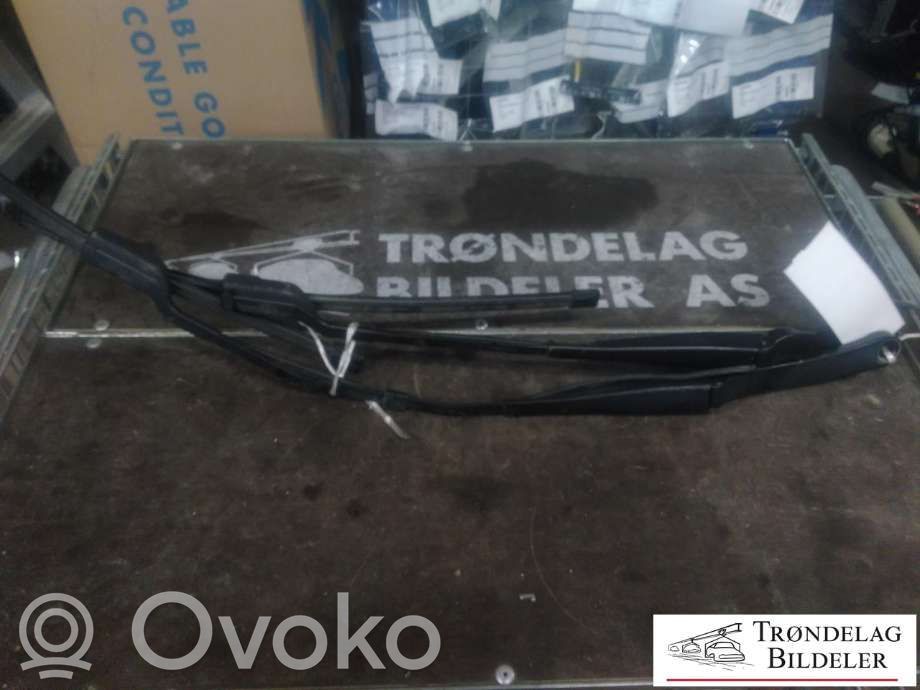 Front wiper blade arm