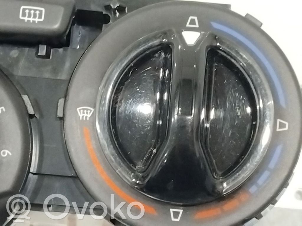 Peugeot 208 I Console centrale, commande chauffage/clim 