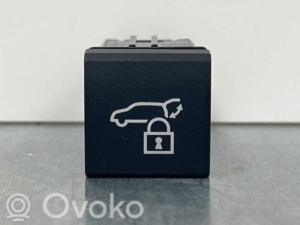 Toyota bZ4X Przełącznik / Przycisk otwierania klapy bagażnika 