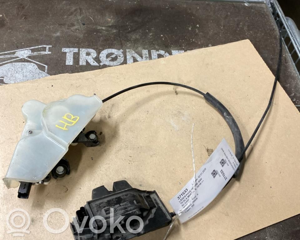 Tesla Model X Takaoven lukko 