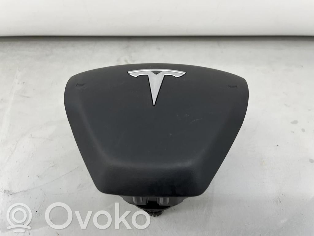 Tesla Model Y Vairo oro pagalvė 