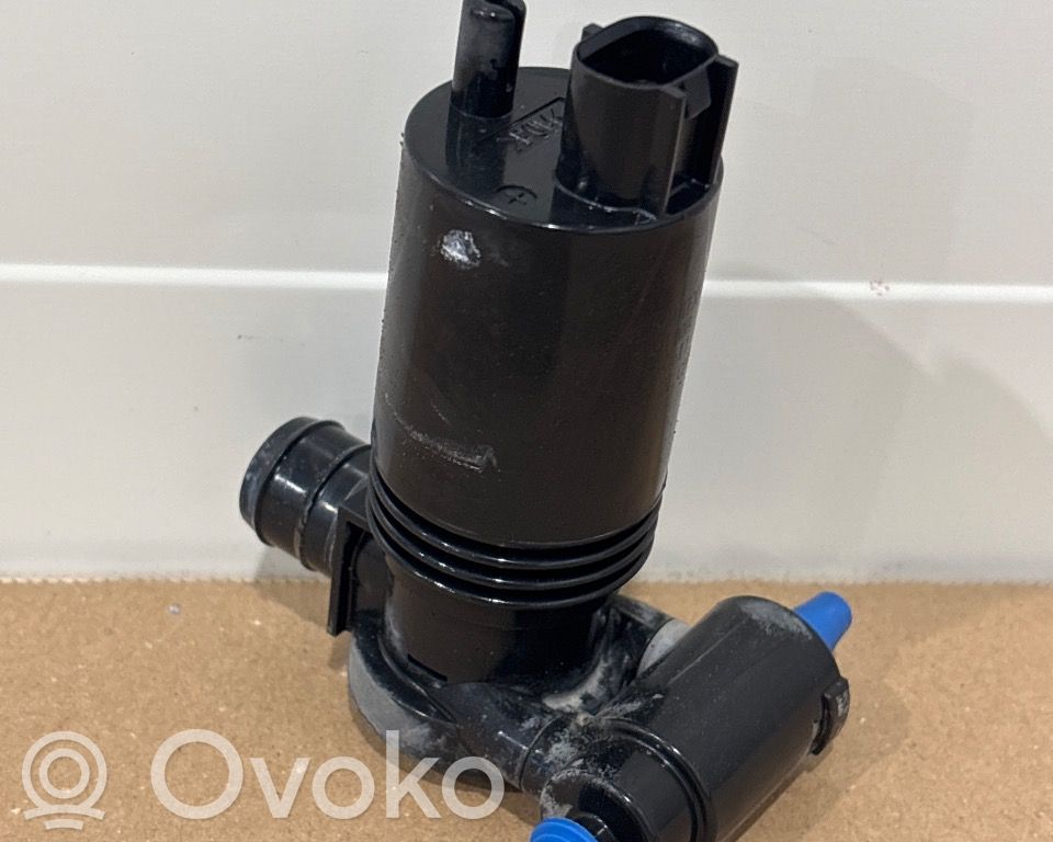 Nissan Juke I F15 Windscreen/windshield washer pump 