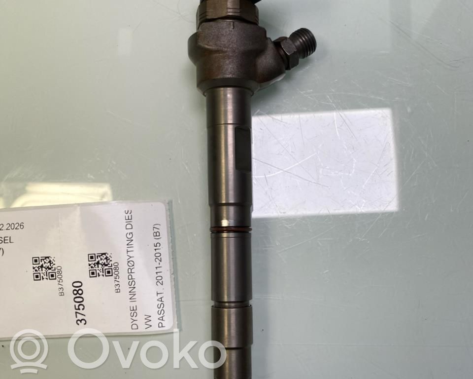 Volkswagen PASSAT B7 Wtryskiwacz paliwa 