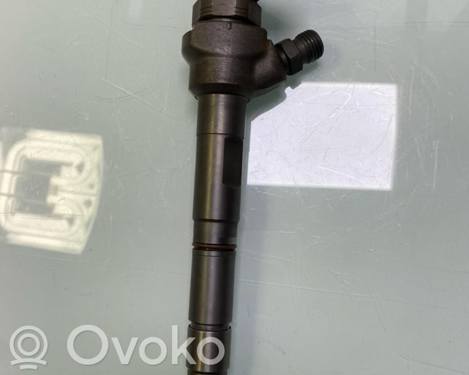 Volkswagen PASSAT B7 Wtryskiwacz paliwa 