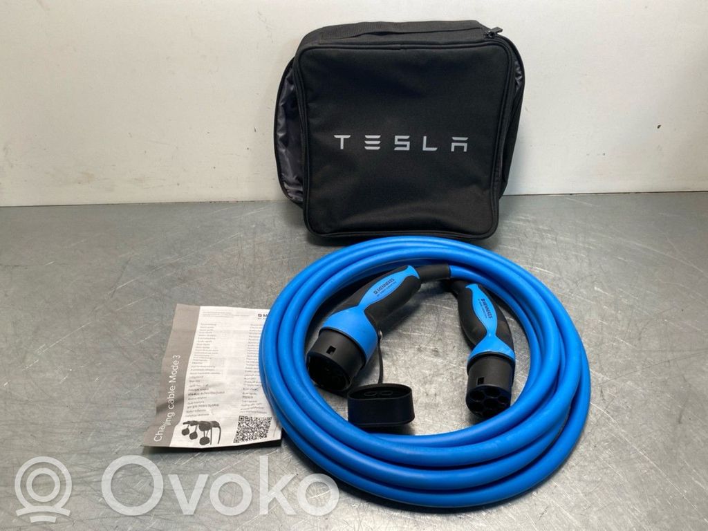 Tesla Model Y Sähköauton latauskaapeli 