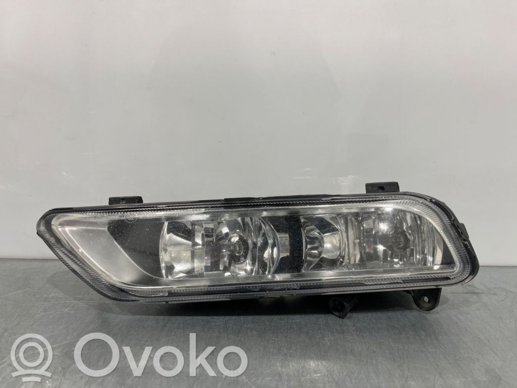 Volkswagen PASSAT B7 Światło przeciwmgłowe przednie 