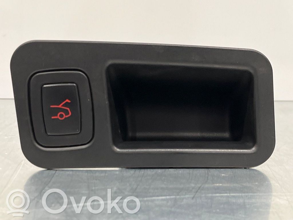 Tesla Model S Tailgate opening switch 