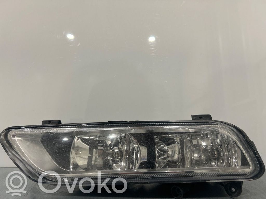 Volkswagen PASSAT B7 Światło przeciwmgłowe przednie 