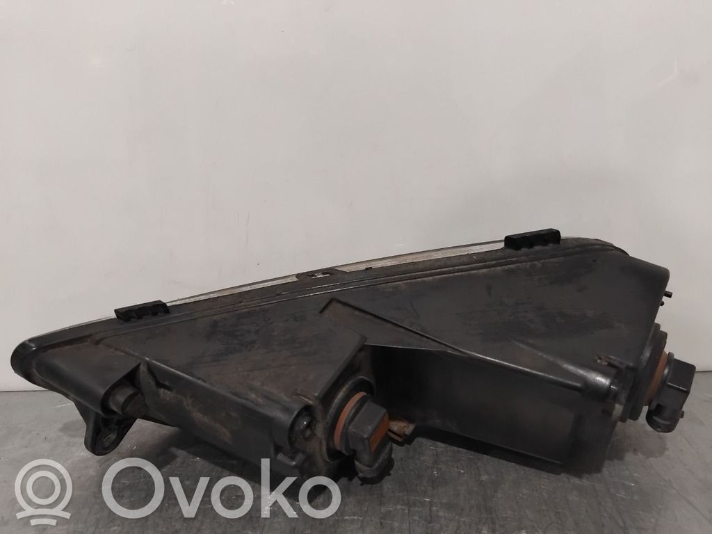 Volkswagen PASSAT B7 Światło przeciwmgłowe przednie 