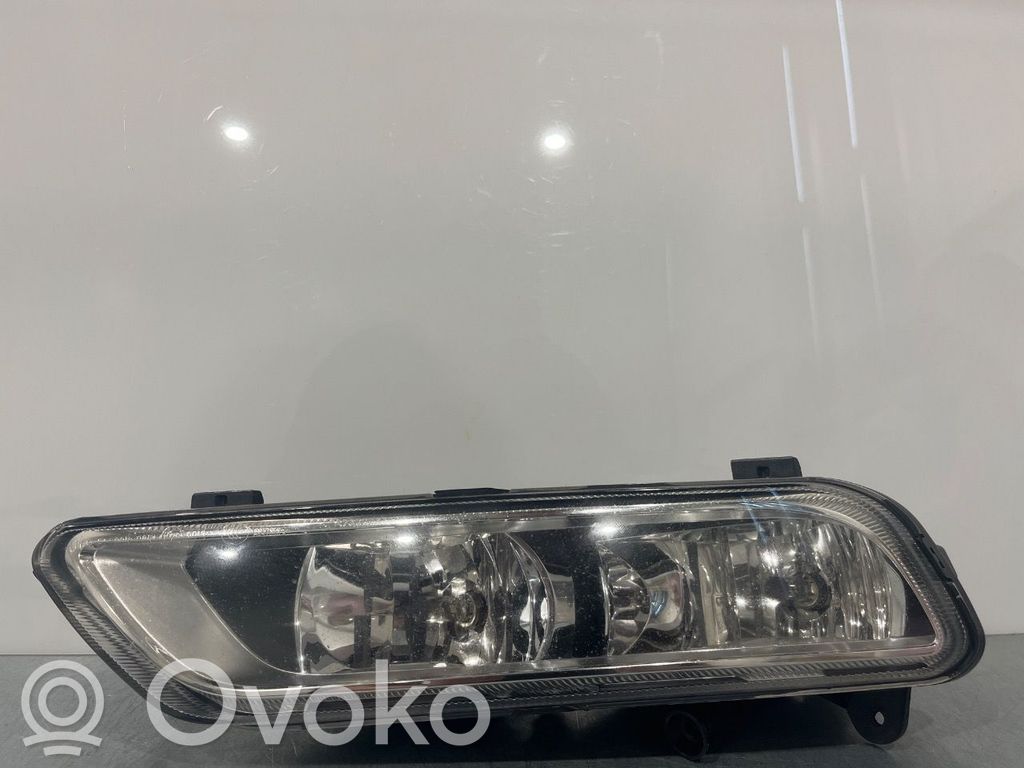 Volkswagen PASSAT B7 Światło przeciwmgłowe przednie 