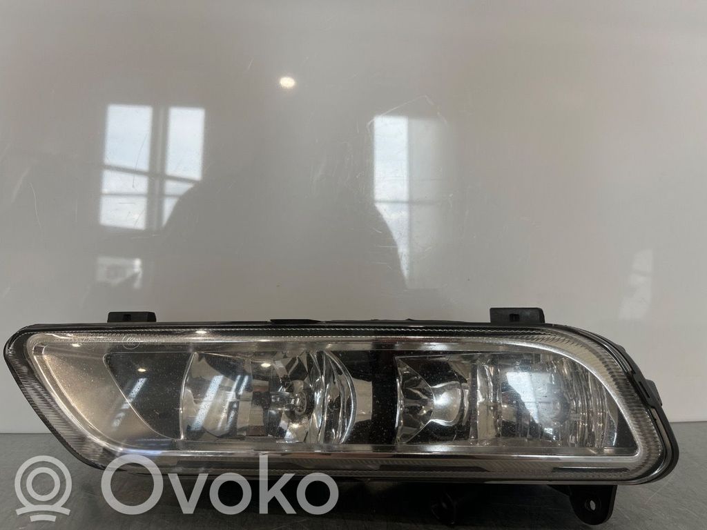 Volkswagen PASSAT B7 Światło przeciwmgłowe przednie 