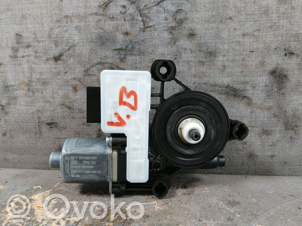 Podnośnik szyby drzwi z silniczkiem   5Q0959407,5Q0959407