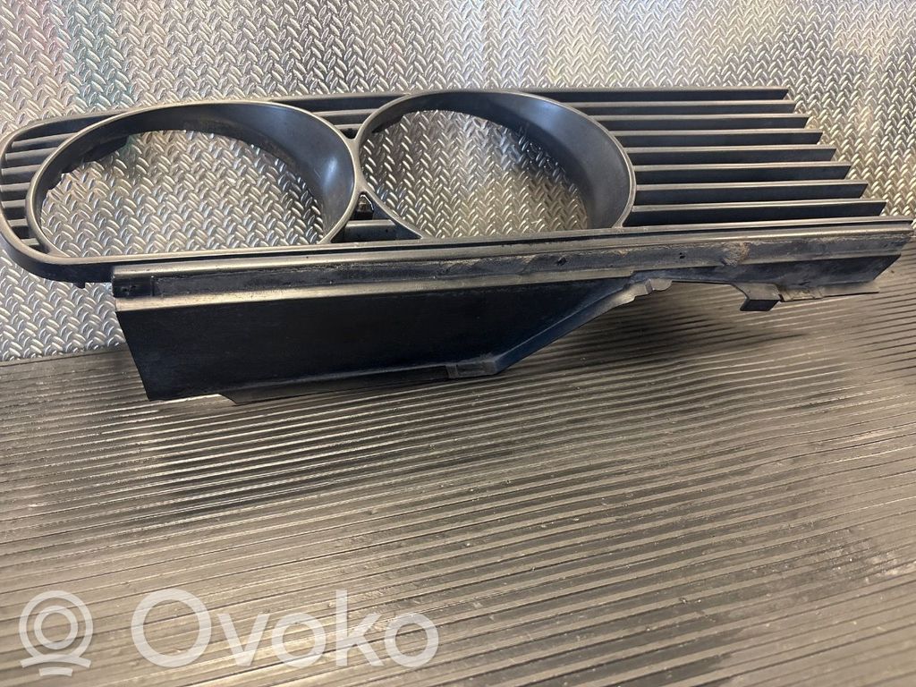 BMW 3 E30 Kojelaudan sivutuuletussuuttimen kehys 