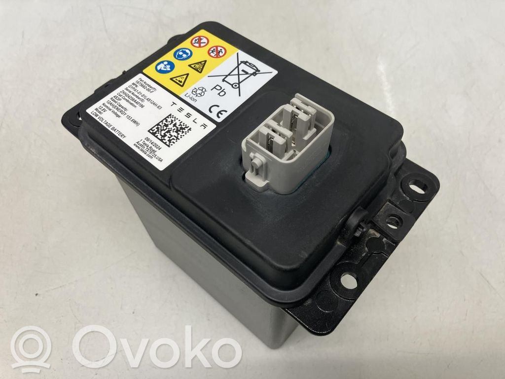 Tesla Model 3 12 V Socket (front) 