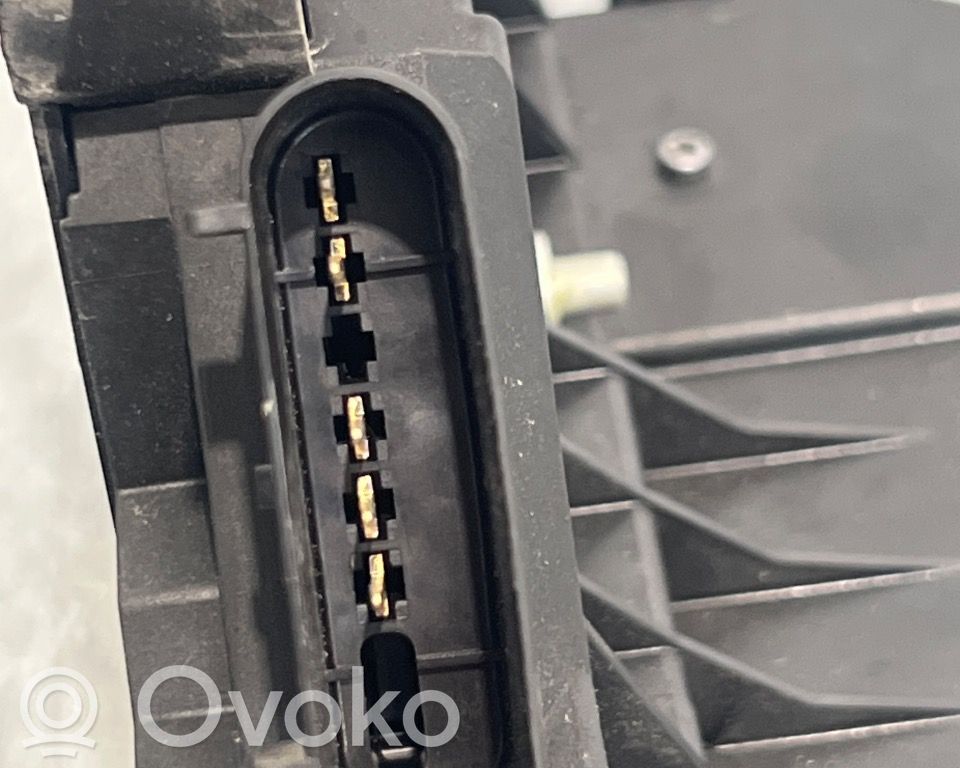 Ford Focus Priekšpusē slēdzene 