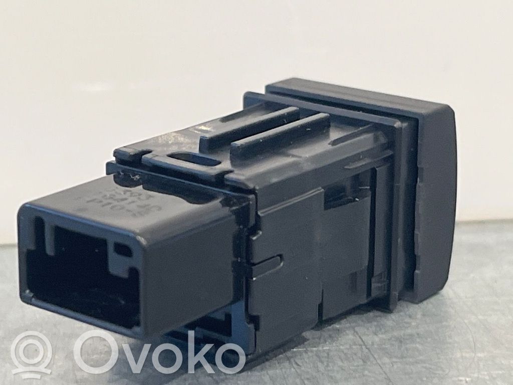 Toyota bZ4X Przełącznik / Przycisk otwierania klapy bagażnika 