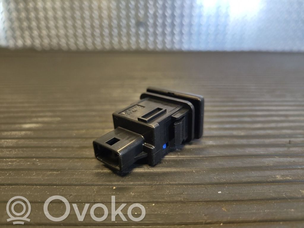 Toyota RAV 4 (XA40) Przełącznik / Przycisk otwierania klapy bagażnika 