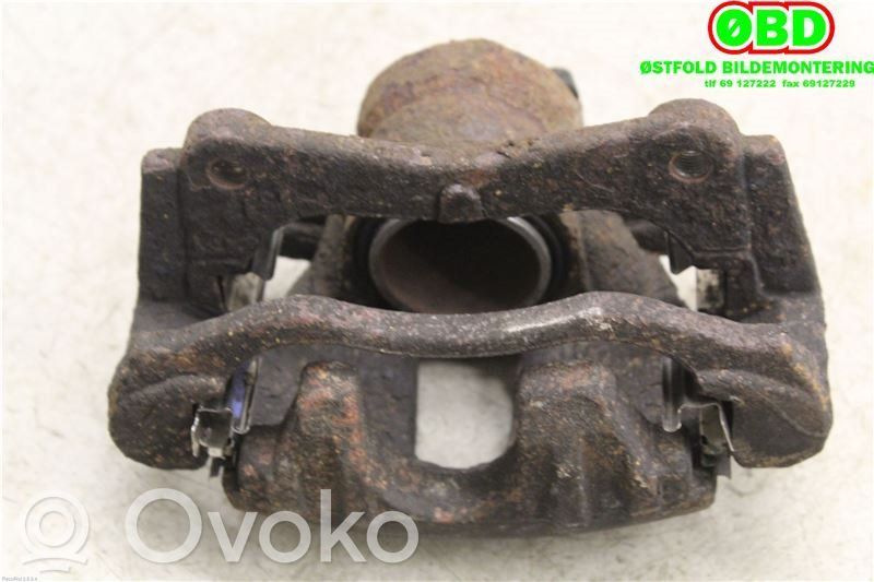 Toyota Avensis T250 Zacisk hamulcowy przedni 