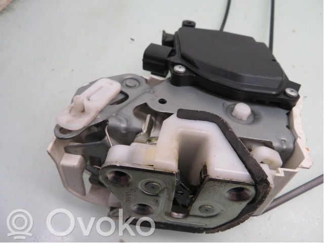 Peugeot iOn Zamek drzwi przednich 