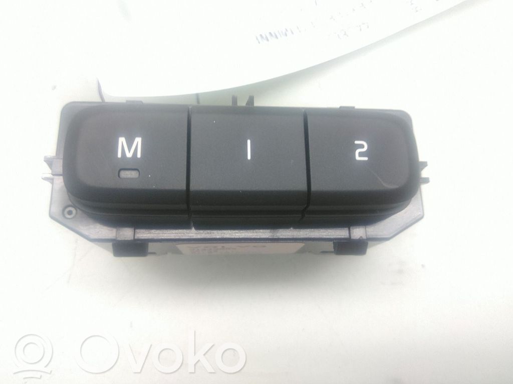 Volvo XC40 Ramă comutator geam ușă față